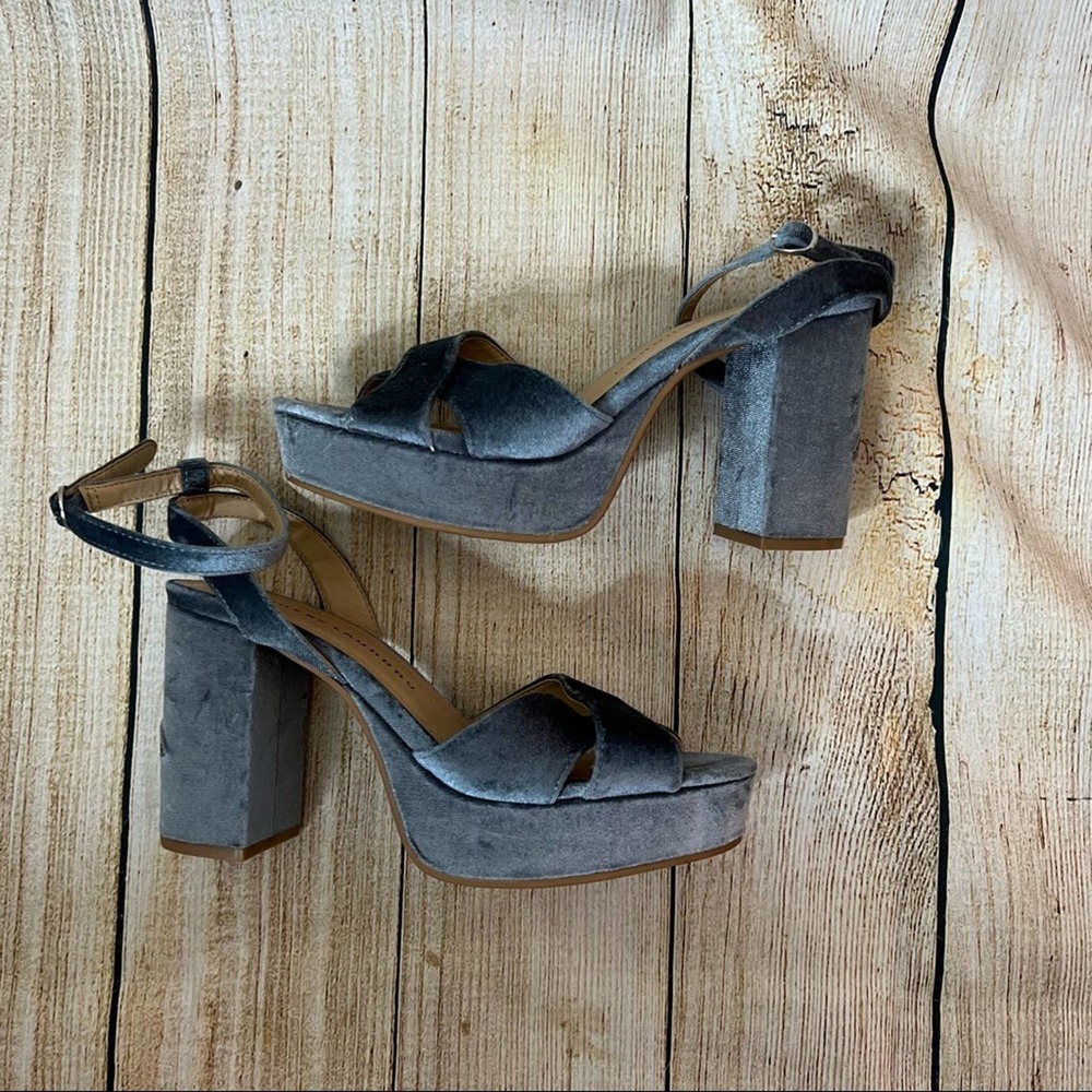 Chinese Laundry Gray Heels with Floral Embroidery - Picture 3 of 7